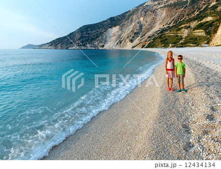 Children on Myrtos Beach (Greece,  Kefalonia, Ionian Sea). 12434134