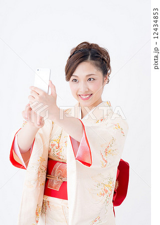 着物の若い女性 12434853