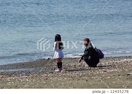 海で遊ぶ子どもと祖母 海で遊ぶ子どもと祖母 12435276