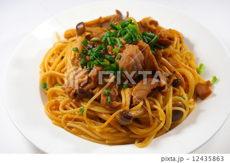 マグロとしめじの和風パスタの写真素材 マグロとしめじの和風パスタの写真素材