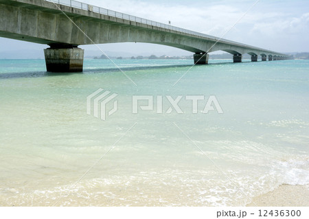 古宇利大橋と砂浜 12436300
