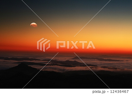 月食と雲海８０５５ 12436467