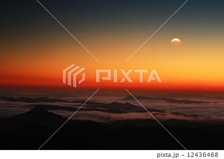 月食と雲海８０５２ 12436468