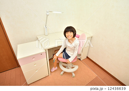 子供部屋で勉強する小学生の女の子の写真素材