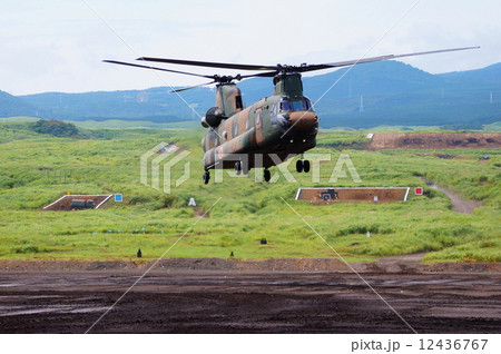 チヌーク　CH-47JA　（ 輸送ヘリコプター ）　離陸　2014年 富士総合火力演習 12436767
