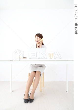 スマホで通話する若い女性 12437210