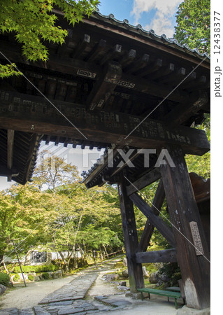 金剛輪寺黒門と参道 12438377