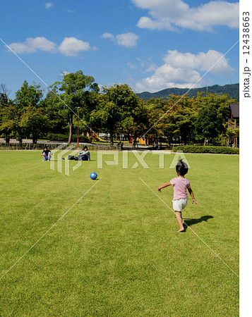 家族が芝生広場でボール遊び 12438663