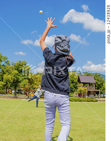 女の子が手を広げてボールをキャッチする瞬間の写真素材 女の子が手を広げてボールをキャッチする瞬間の写真素材