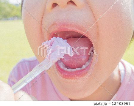 小っちゃい女の子が大きな口を開けてアイスクリームを食べる瞬間 小っちゃい女の子が大きな口を開けてアイスクリームを食べる瞬間 12438962