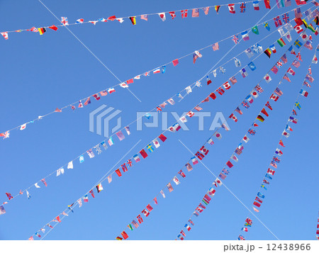 青空の万国旗 12438966