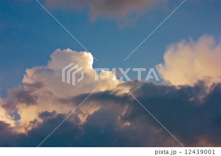 Evening clouds under the sun light 12439001
