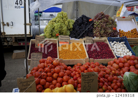 ロシアの市場の果物 12439318