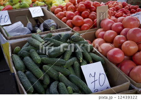 ロシアの市場のきゅうりとトマト 12439322
