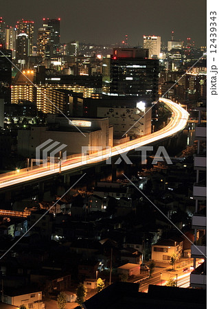 夜の首都高横羽線の写真素材