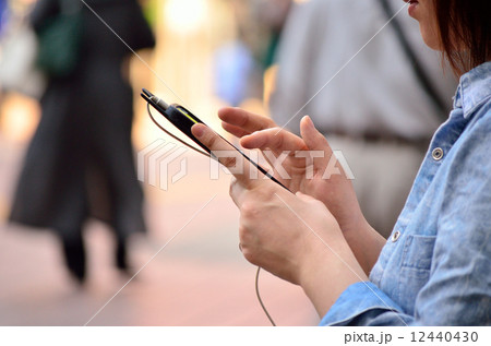 スマートフォンを操作する手元 12440430