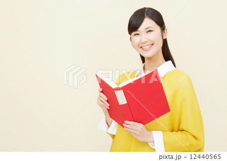 読書する女性 読書する女性 12440565