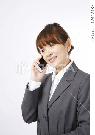 携帯で話す女性 12442137