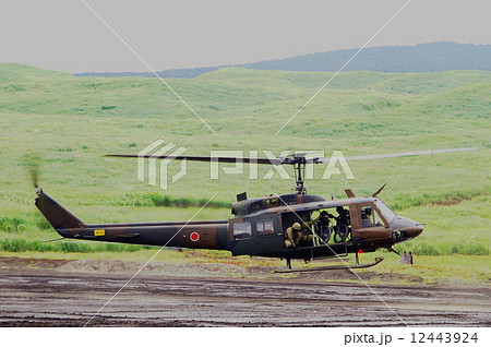 ヒューイ Uh 1ｊ 多用途ヘリコプター 偵察用オートバイ 14年富士総合火力演習の写真素材