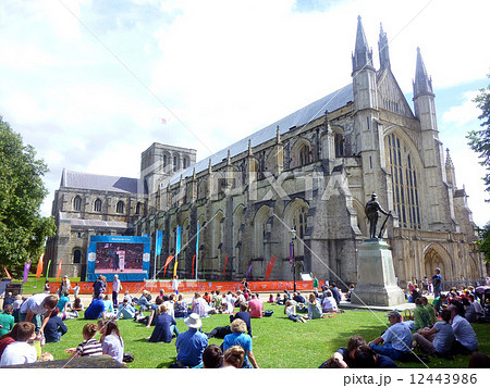 ウインチェスター大聖堂前でパブリックビューイング 12443986