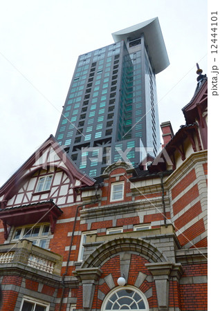 「北九州市立国際友好記念図書館(手前)」･「門司港レトロハイマート(奥)」（福岡県北九州市門司区東港町1番12号） 12444101