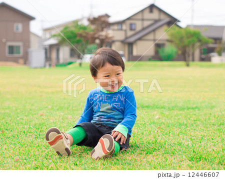 笑顔の男の子　 12446607