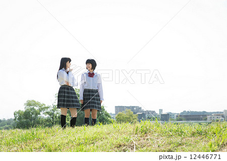 屋外の学生 屋外の学生 12446771