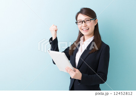 タブレットを持つ女性　ビジネス 12452812