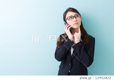 電話をする女性 ビジネス 電話をする女性 ビジネス 12452822