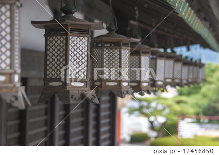 お寺の灯篭 12456850