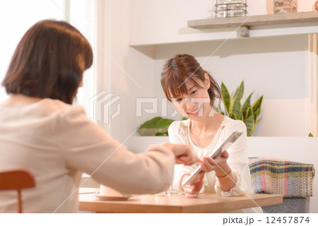 カフェでコーヒーを飲む女性二人 12457874