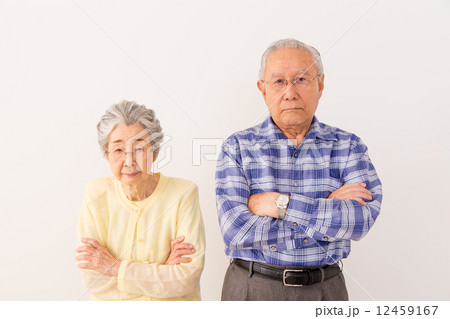 怒るシニアカップル　 12459167