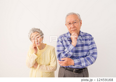 考えるシニアカップル 考えるシニアカップル 12459168