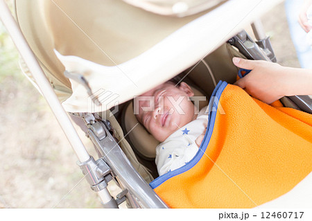 生後2ヶ月 赤ちゃん ベビーカーの写真素材