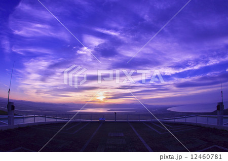 朝の男鹿半島寒風山からの風景 12460781