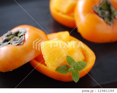 柿のフルーツカップ 背景黒 (横位置) 柿のフルーツカップ 背景黒 (横位置) 12461144