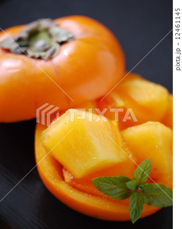 柿のフルーツカップ 背景黒(縦位置アップ) 柿のフルーツカップ 背景黒(縦位置アップ) 12461145