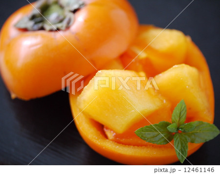 柿のフルーツカップ 背景黒 (横位置ハイアングル) 柿のフルーツカップ 背景黒 (横位置ハイアングル) 12461146