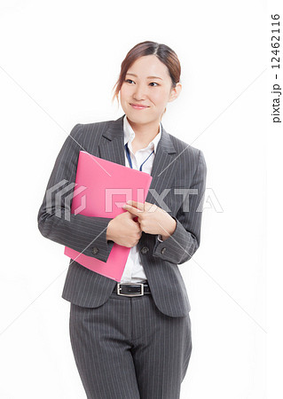 爽やかな笑顔で仕事する元気なOL 12462116