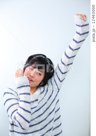 寝起きの女性 12463000