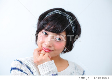 寝起きの女性 寝起きの女性 12463001