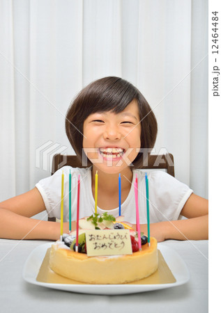 バースデーケーキと女の子 12464484