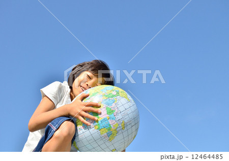 地球を抱く女の子 地球を抱く女の子 12464485