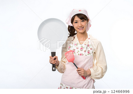 白いフライパンを持つ女性 白いフライパンを持つ女性 12466996