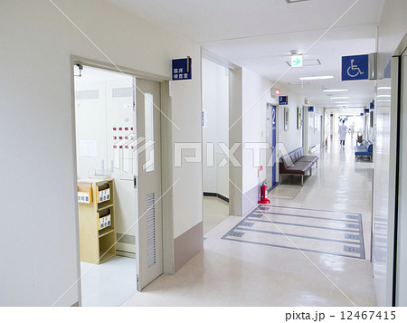 病院の廊下 12467415