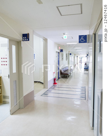 病院の廊下 12467416