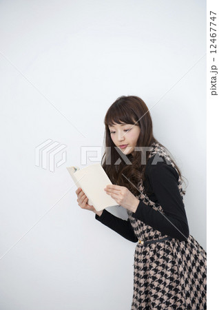 読書をする女性 12467747