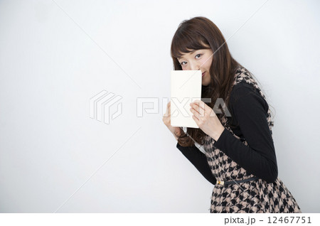 読書する女性 12467751