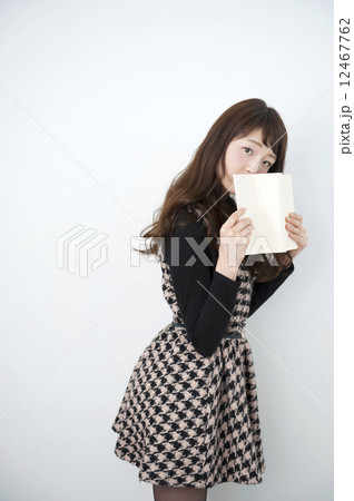 読書をする女性 12467762
