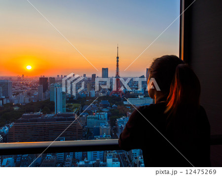東京タワーを見る女性 12475269
